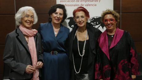 Las premiadas por la Asociación de Empresarias y Profesionales de Valencia, Myrtha Casanova (i), Helena Herrera (2 i), Rosa María Calaf y Asun Oliver (d), posan momentos antes de celebrarse la novena edición de los Premios EVAP (EFE/K. Försterling)