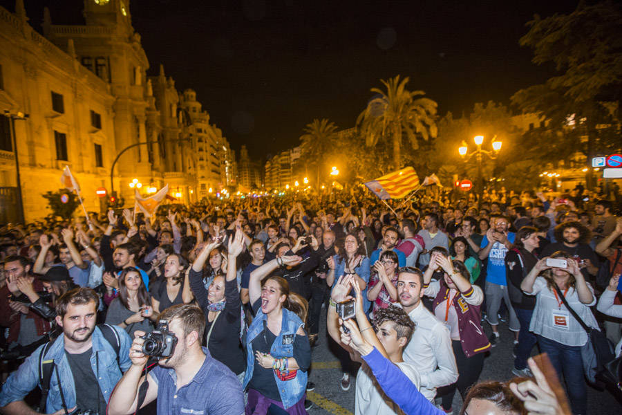 25-05-2015 Miles de valencianos se reunieron en la Plaça de l'Ajuntament de Valencia para celebrar la derrota electoral de la alcaldesa Rita Barberá y el ascenso de Compromís como segunda fuerza política.