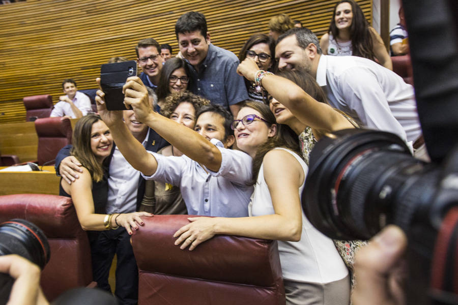 11-06-2015 El grupo de compromis se hace un selfie en la Constiutción de les Corts Valencianes