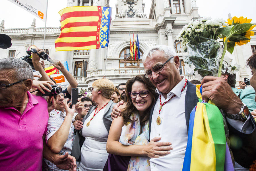 13-06-2015 Joan Ribó es investido alcalde de Valencia , cientos de personas le aclaman a la puerta del Ayuntamiento