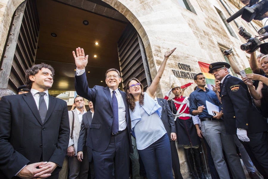28-06-2015 Ximo Puig y Monica Oltra  saludan a la salida de las  corts en el día de su investidura