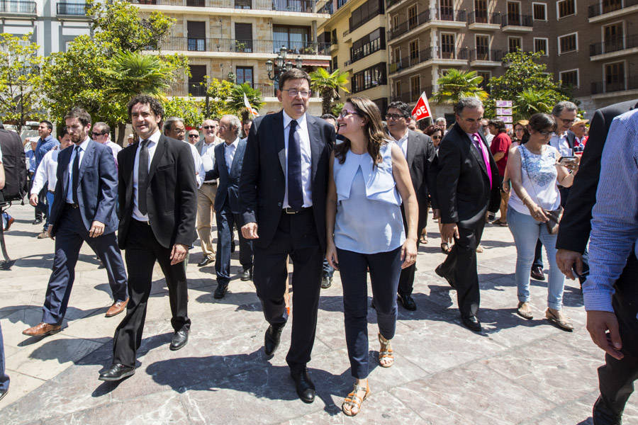 28-06-2015  Ximo Puig y Monica Oltra  saludan a la salida de las  corts en el día de su investidura