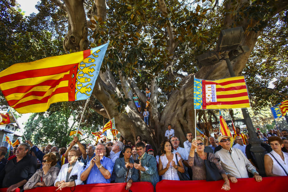 9-10-2015 Procesión cívica de la Senyera. día de la Comunidad Valenciana 9 D'Octubre. Publico a  la llegada de la bandera a la estatuta de Jaume I