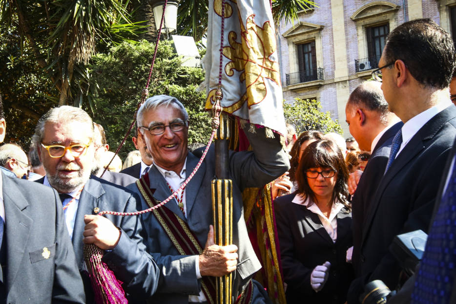 9-10-2015 Joan Ribó lleva la bandera en la procesión cívica de la Senyera en el  día de la Comunidad Valenciana 9D'Octubre.
