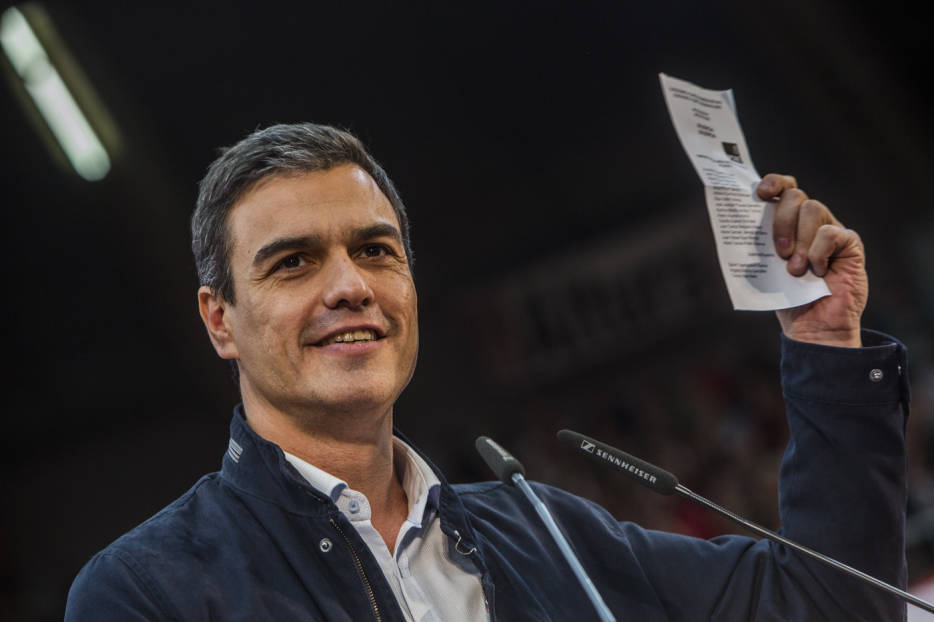 13-12-2015 Pedro Sanchez muestra una papeleta en el  mitín central del PSPV durante la campaña para las elecciones generales  en la Fonteta