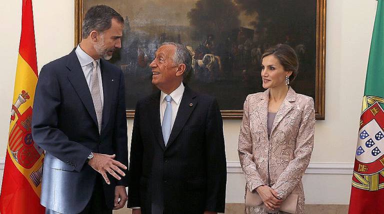 El rey Felipe conversa con el presidente de la República de Portugal, Marcelo Rebelo de Sousa. FOTO: EFE/LAVANDERIA JR.