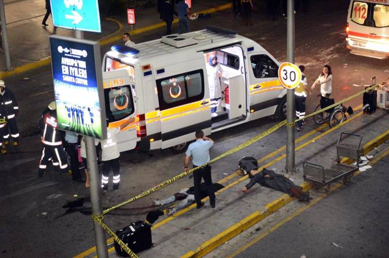 Médicos y forenses trabajan en una escena con víctimas en el aeropuerto Ataturk en Estambul. EFE/IHLAS NEWS AGENCY