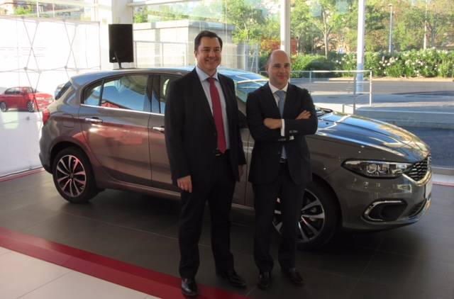 Pies de foto: Pablo Bolinches, de FCA Group y Alberto Martín, de Motor Village Valencia, junto al nuevo Fiat Tipo Hatchback.