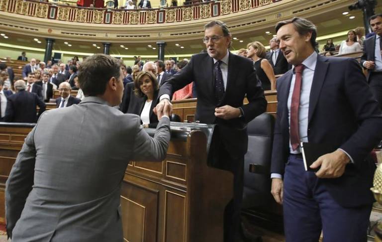 Albert Rivera saluda a Rajoy tras la investidura fallida. Foto: EFE