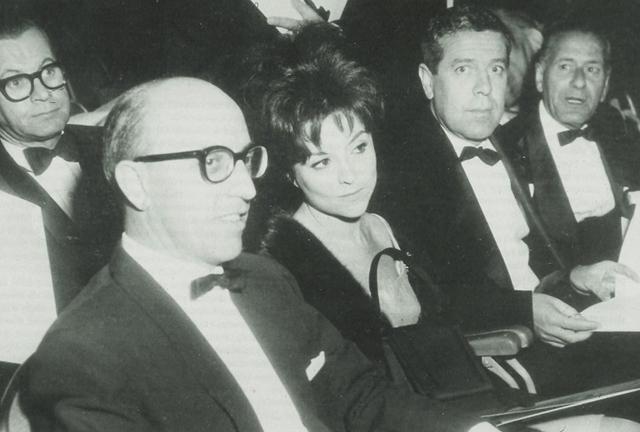 Alfredo Matas, Amparo Soler Leal, Luis García Berlanga y William Wyler asisten a la ceremonia de los Oscar, celebrada el 9 de abril de 1962 en el Santa Monica Civic Auditorium. Colección García Berlanga.