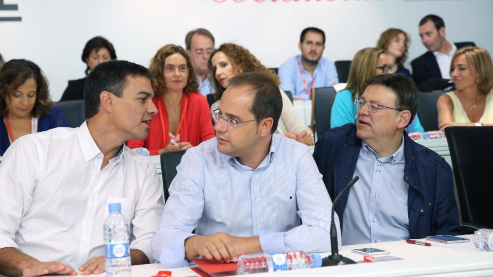 Pedro Sánchez, César Luena y Ximo Puig en una reunión del Comité Federal el pasado año. EFE