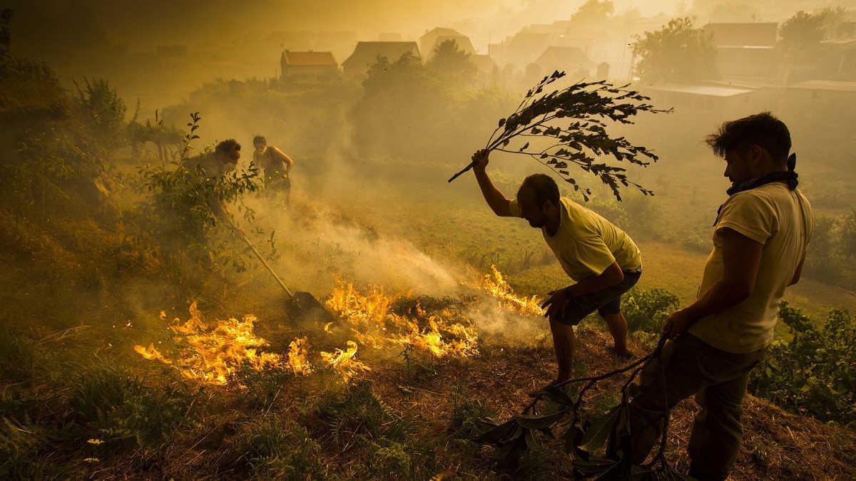 Vecinos de Soutomaior colaboran en la extinción de un incendio. Foto: EFE