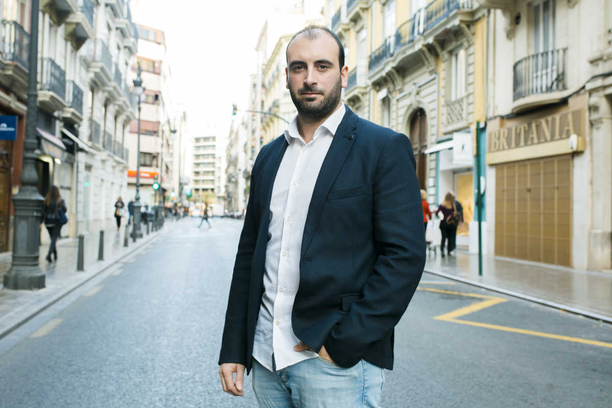 Fenollar posa en una céntrica calle de València antes de la entrevista. Foto: ESTRELLA JOVER