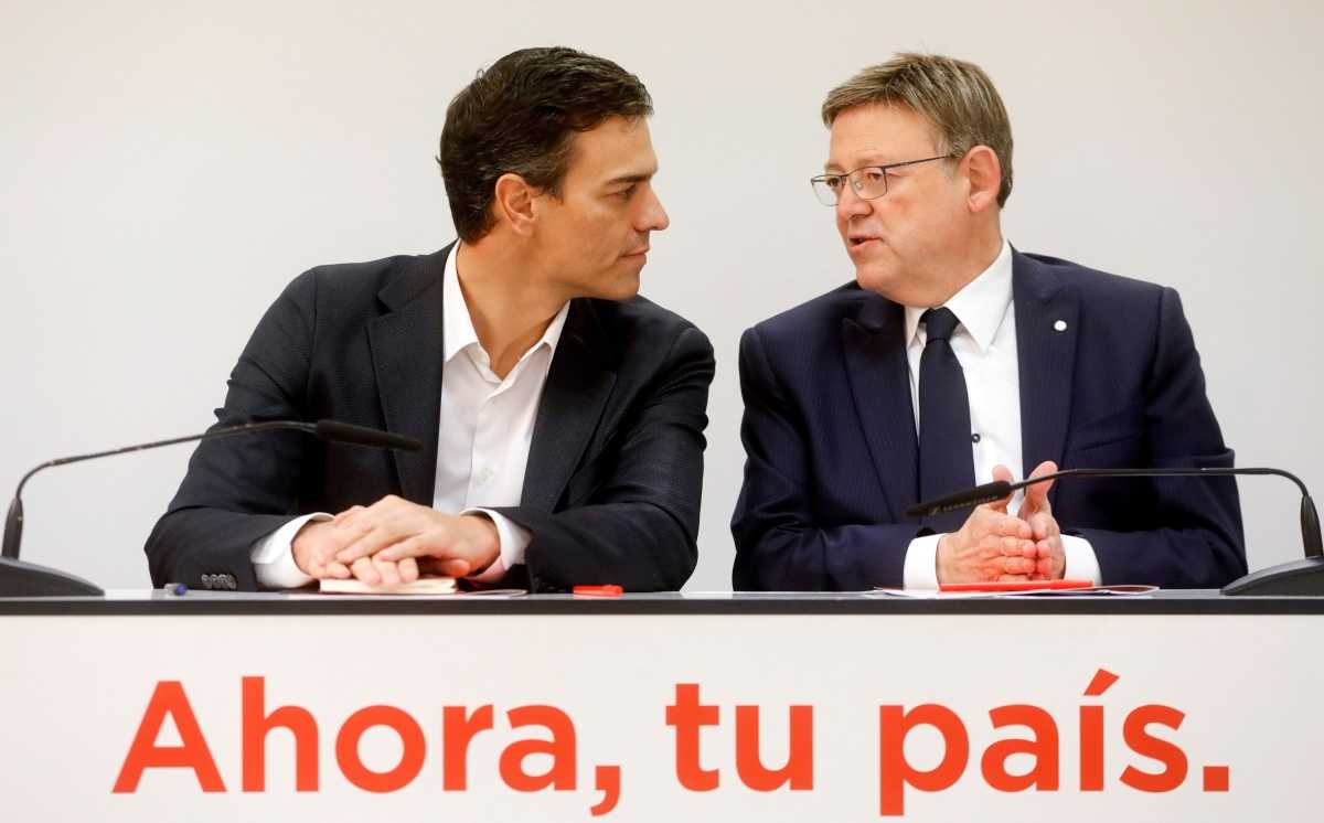 Pedro Sánchez y Ximo Puig conversan al inicio de la reunión. Foto: EFE/Kai Fösterling