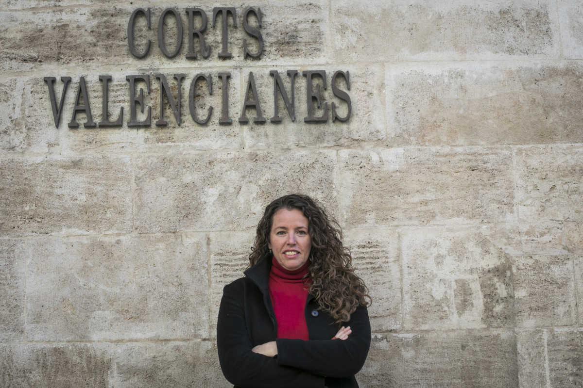 Beatriz Gascó frente a Les Corts Valencianes. Foto: EVA MAÑEZ