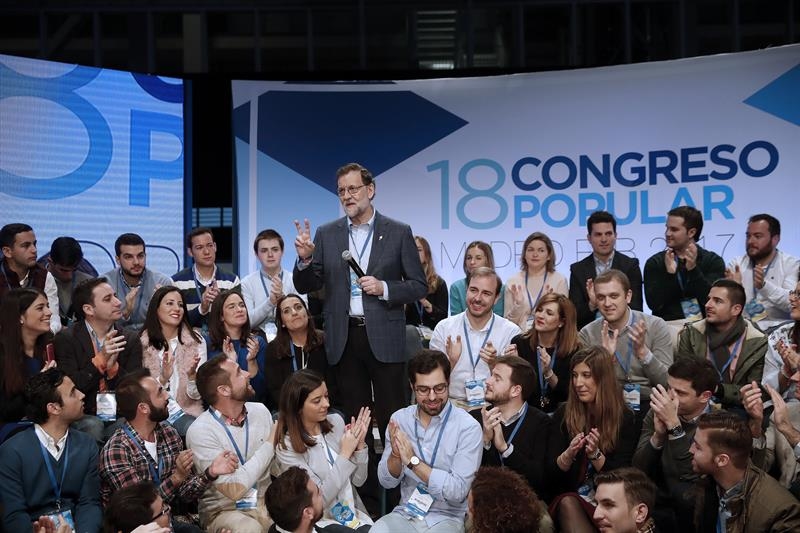 Rajoy dirigiéndose a jóvenes de Nuevas Generaciones en el 18º Congreso. EFE