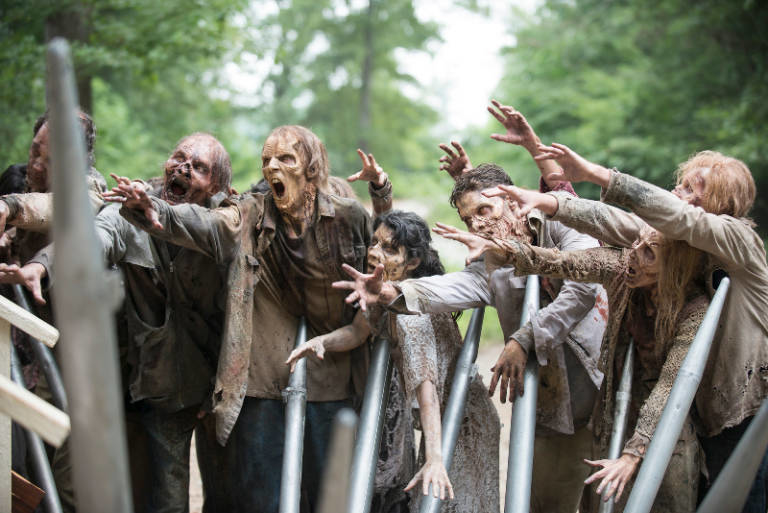 Horda de zombis en 'The Walking Dead'