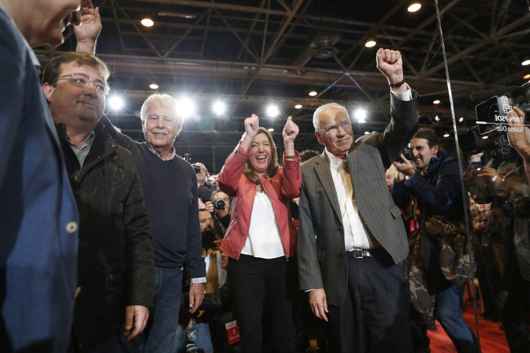 Susana Díaz, aclamada junto a Felipe González y Alfonso Guerra. Foto: EFE