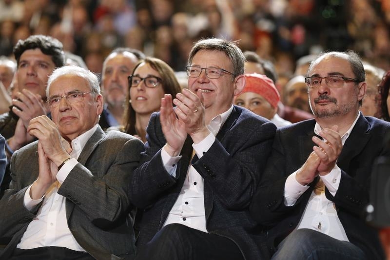 Ximo Puig junto al histórico Alfonso Guerra y al presidente aragonés, Javier Lambán. Foto: EFE