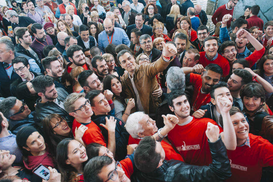 Sánchez, rodeado de simpatizantes socialistas. Foto: KIKE TABERNER