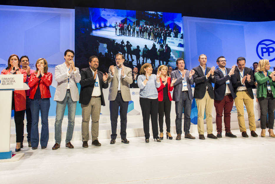 Los protagonistas del PPCV junto a Rajoy en el escenario. Foto: EVA MÁÑEZ