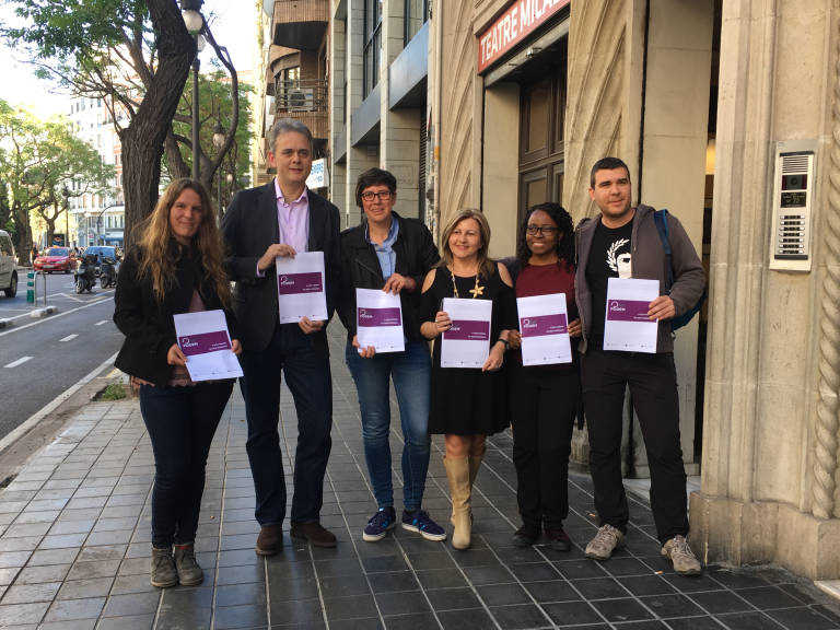 Miembros de la candidatura Obrint Podem arropando a Pilar Lima