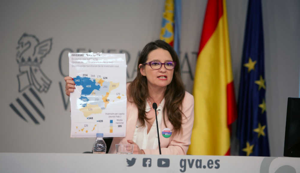 Mónica Oltra, con un mapa de los agravios. Foto: GVA