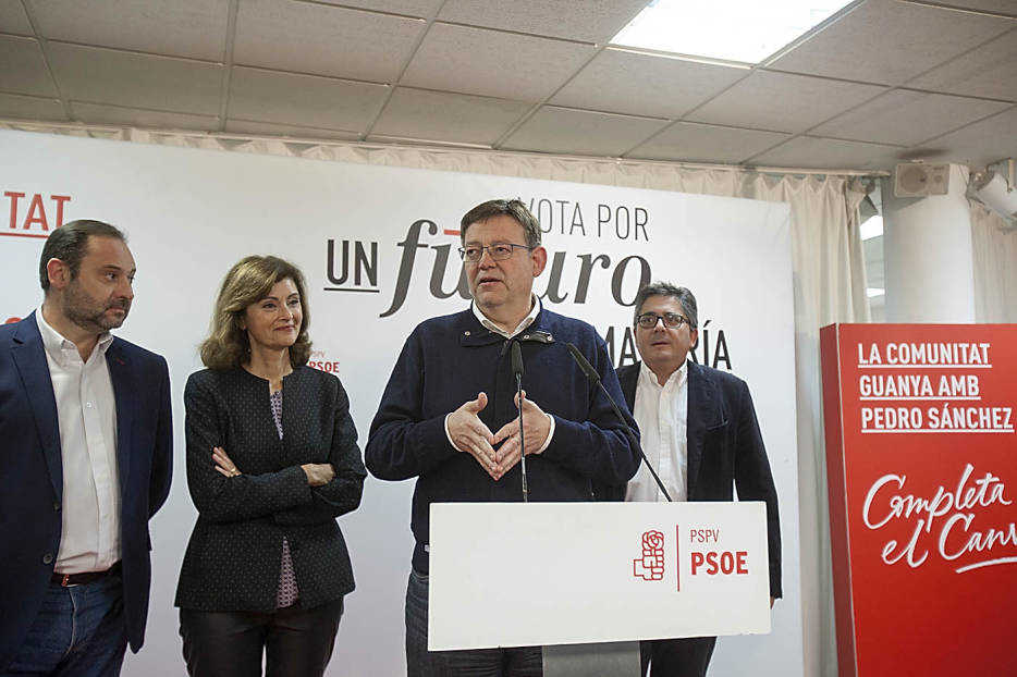 Ximo Puig en la noche electoral de las generales de 2015 flanqueado por Ábalos, Botella y Boix. Foto: EVA RIPOLL