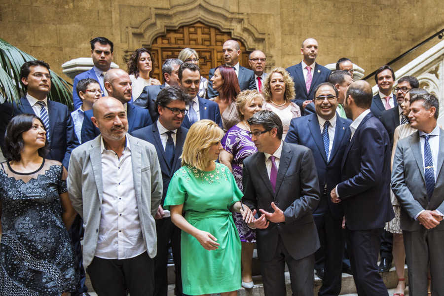 Los diputados provinciales al completo. Rodríguez (PSPV) y Contelles (PPCV) hablan en el centro. Foto: EVA MÁÑEZ