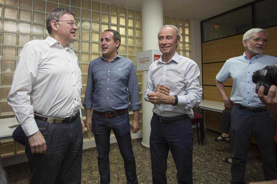 El actual líder del PSPV, Ximo Puig, junto a su predecesor, Jorge Alarte, el histórico Ciprià Ciscar y el expresidente Joan Lerma. Foto: MARGA FERRER