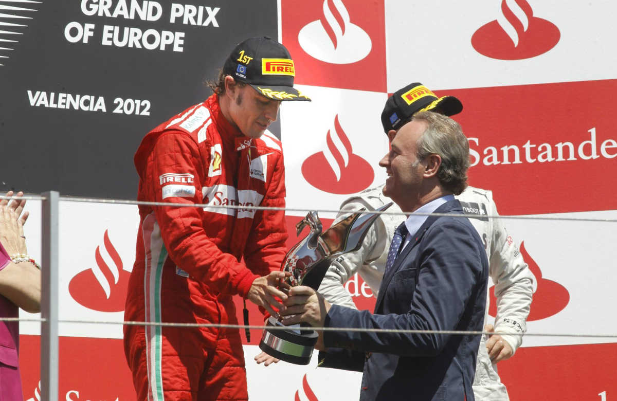 Fabra entrega el trofeo a Fernando Alonso en el GP de 2012, último celebrado en València. Foto: GVA