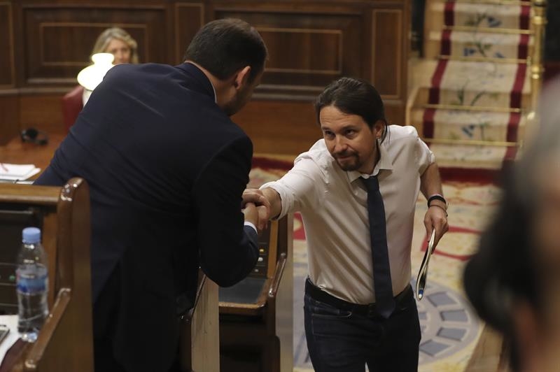 Pablo Iglesias y José Luis Ábalos se saludan durante el debate. Foto: EFE