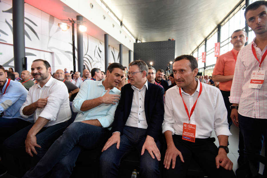 Pedro Sánchez habla con Ximo Puig en la primera jornada del congreso. Foto: RAFA MOLINA