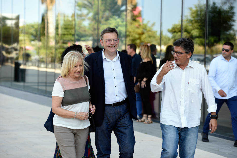 Ximo Puig a la llegada al cónclave en compañía de Alfred Boix y María Teresa Sampere. Foto: RAFA MOLINA
