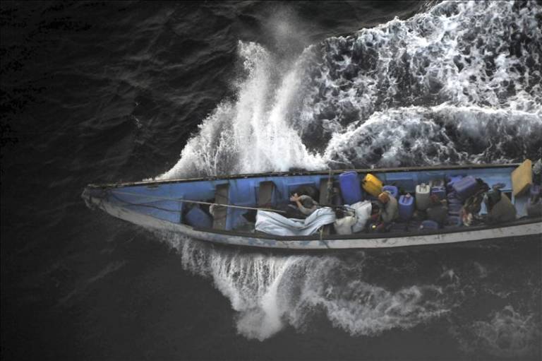 Piratas somalíes a bordo de una barcaza. Foto: EFE