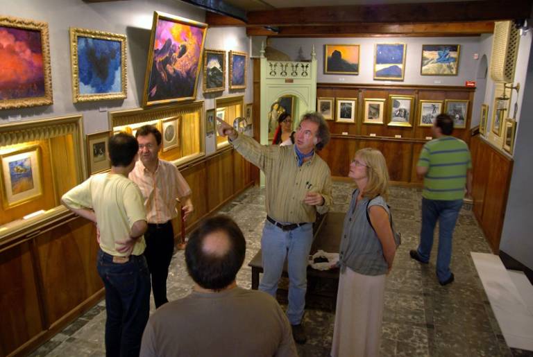 El ilustrador William Stout de visita a la casa museo del artista en Albaida.
