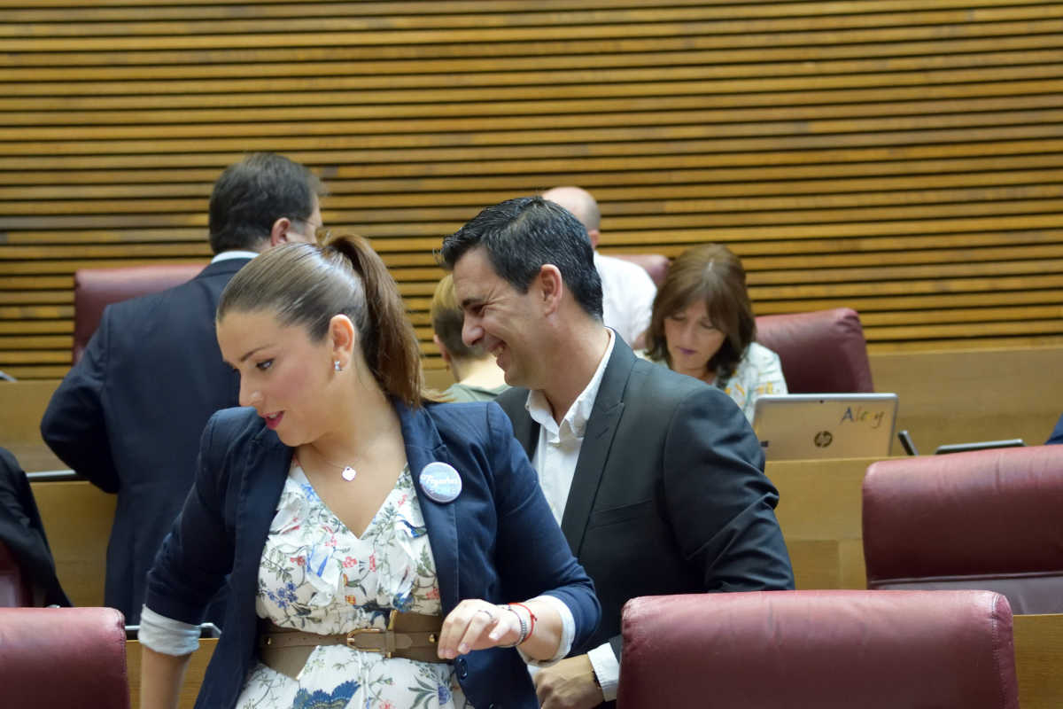 La síndica de Ciudadanos, Mari Carmen Sánchez, y el diputado, Toni Subiela. Foto: CORTS