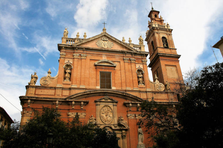  Fachada y torre de la Iglesia de Santo Tomás y San Felipe Neri con el reloj de sol en el tramo intermedio