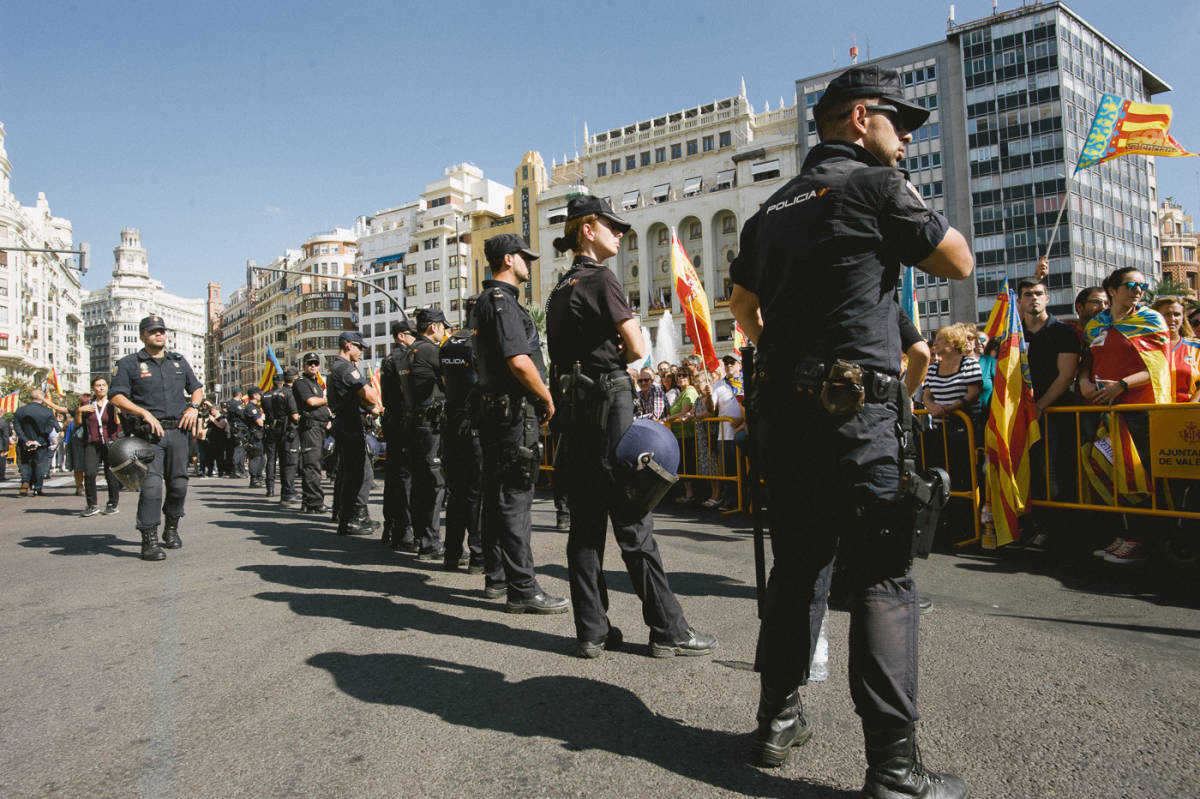 Cordón policial en la procesión cívica de la jornada matinal el pasado año. Foto: EVA MÁÑEZ