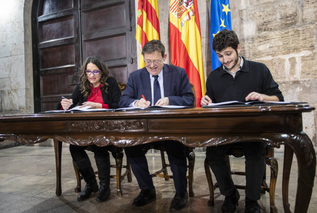 Mónica Oltra, Ximo Puig y Antonio Estañ en la firma del acuerdo presupuestario para 2019. Foto: EVA MAÑEZ 