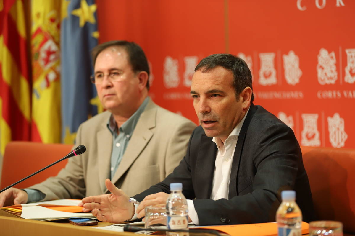 Los diputados de Ciudadanos Juan Córdoba y Tony Woodward, autor de la propuesta sobre el Cupo vasco en Les Corts. Foto: VP