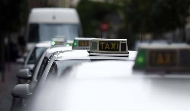 Fila de taxis en València. Foto: EFE