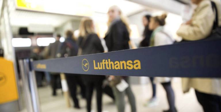 Varias personas hacen cola ante un mostrador de Lufthansa. Foto: EFE