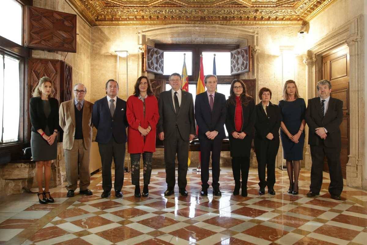 Los consejeros del CJC junto al president de la Generalitat, Ximo Puig, y la vicepresidenta, Mónica Oltra. Foto: GVA