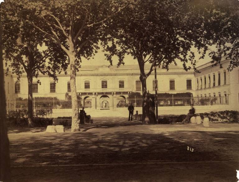 Foto antigua de los cuarteles situados en la Alameda