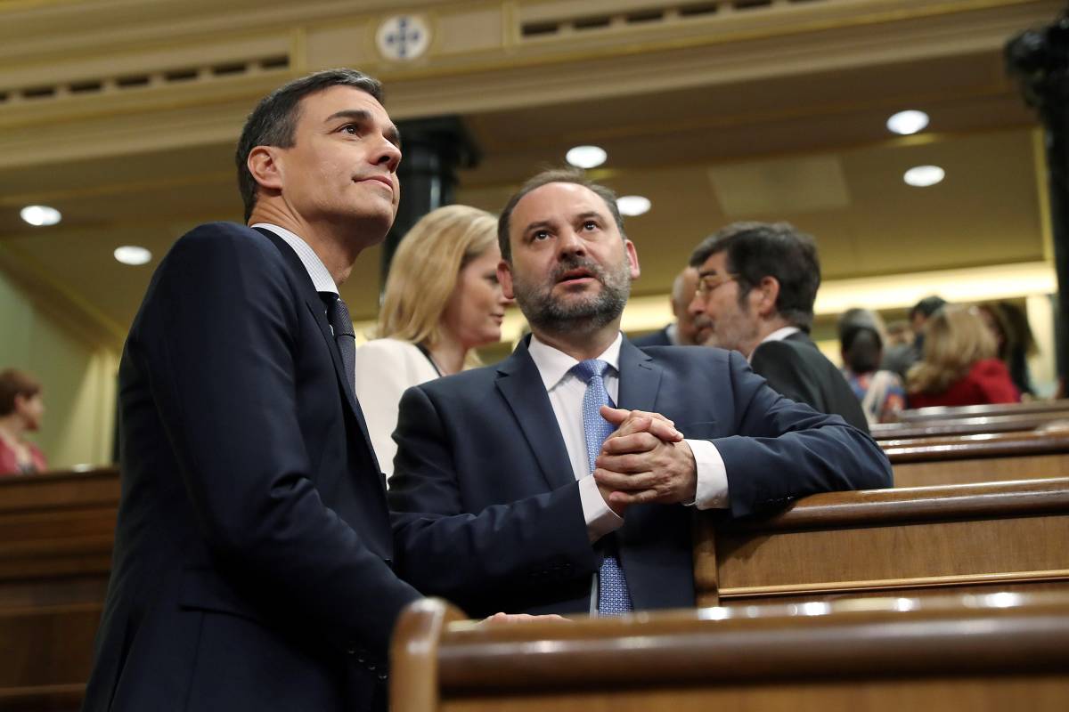 Pedro Sánchez y el valenciano José Luis Ábalos. Foto: EFE/J.J. Guillén