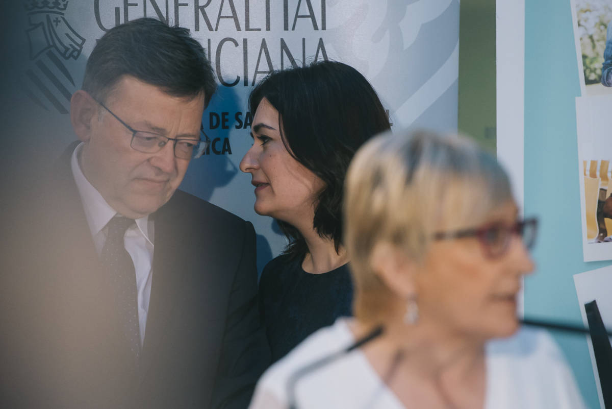 El presidente de la Generalitat, Ximo Puig, y la ministra de Sanidad, Carmen Montón, hablan durante el discurso de Ana Barceló, consellera de Sanidad. Foto: KIKE TABERNER