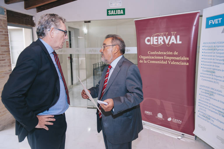 Javier López Mora, exsecretario general de Cierval, junto a José Vicente González