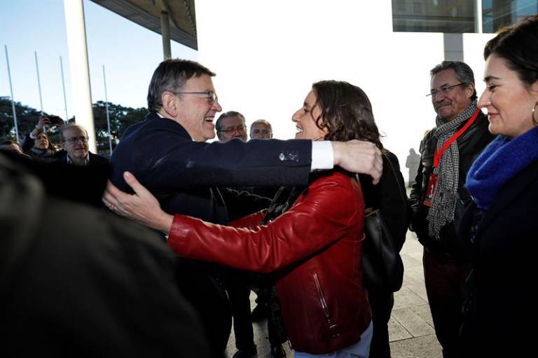 Ximo Puig y Mercedes Caballero se abrazan en el congreso del PSPV. Foto: EFE