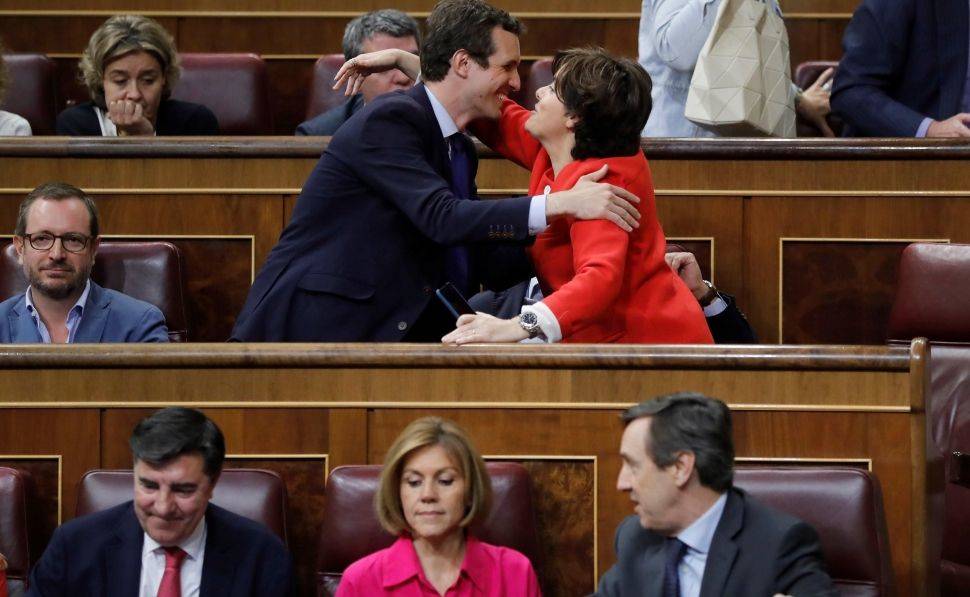 Casado y Sáenz de Santamaría se saludan en el Congreso. Foto: EFE